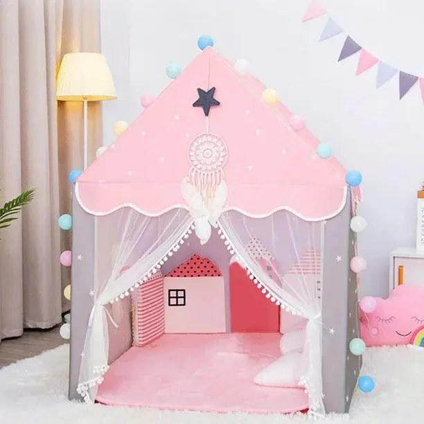 Tienda de campaña infantil para interior color rosada de poliéster con paredes de malla y adornos de pompones blancos, mide 77 cm de alto por 93 cm de ancho, para jugar en casa, foto 7 de 7