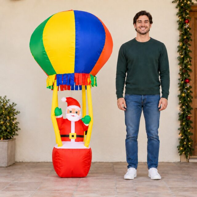 Inflable navideño de Santa Claus saludando desde la canasta de un globo aerostático multicolor, decoración festiva para patio, jardín o fachada en temporada de Navidad, ideal para exteriores, foto 1 de 6