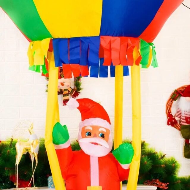 Inflable navideño de Santa Claus saludando desde la canasta de un globo aerostático multicolor, decoración festiva para patio, jardín o fachada en temporada de Navidad, ideal para exteriores, foto 3 de 6
