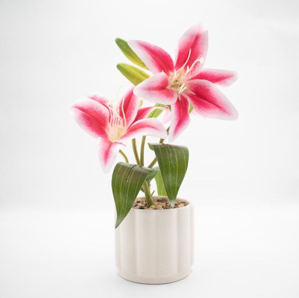 Arreglo de lirios artificiales rosa con hojas verdes en florero blanco acanalado de decoración, planta decorativa sin mantenimiento para sala, comedor o escritorio en espacios interiores, foto 2 de 4