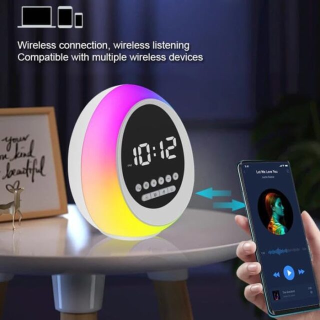 Reloj despertador digital con altavoz Bluetooth inalámbrico resistente al agua y luz nocturna 3 en 1, blanco de forma redonda, 15 x 20 cm, funciona con pilas (no incluidas), para dormitorio, foto 3 de 5
