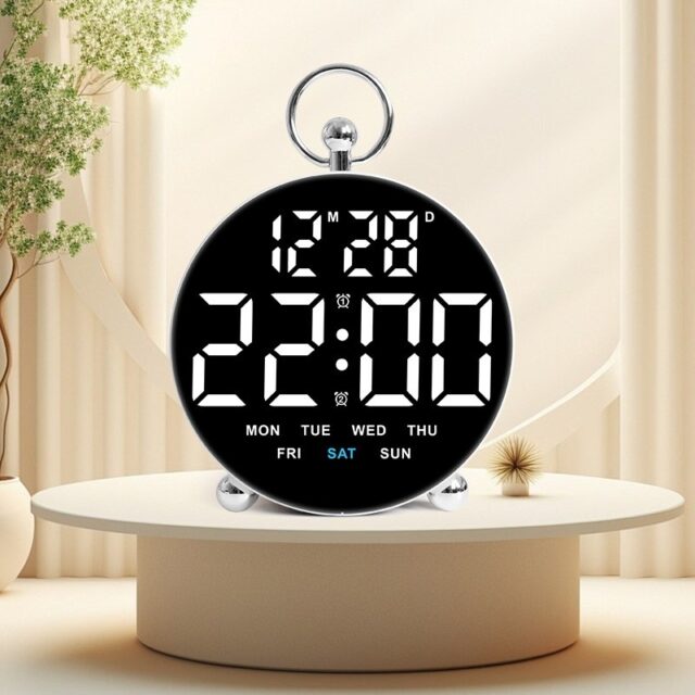 Reloj despertador de mesa blanco con hora, día y fecha, doble alarma con repetición, formato de 12 o 24 horas, brillo en cuatro niveles y memoria con pilas y USB, para dormitorio u oficina, foto 4 de 4