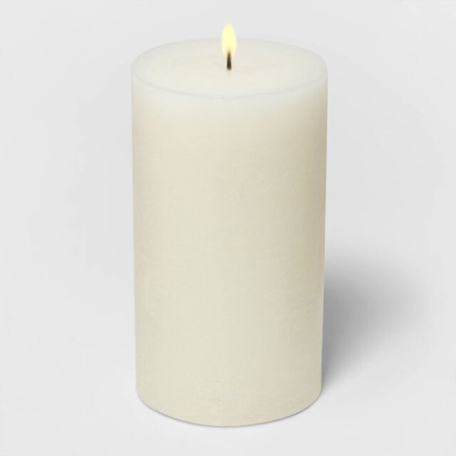 Vela cilíndrica Threshold color blanco sólido con aroma a algodón Soft Cotton, medidas de 7 x 4 pulgadas, duración aproximada de 35 a 100 horas, ideal para decorar espacios cálidos del hogar, foto 2 de 3