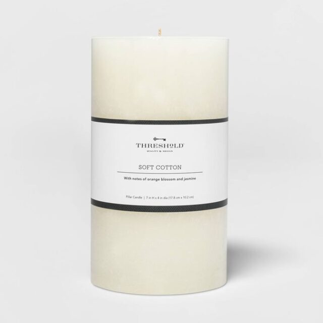 Vela cilíndrica Threshold color blanco sólido con aroma a algodón Soft Cotton, medidas de 7 x 4 pulgadas, duración aproximada de 35 a 100 horas, ideal para decorar espacios cálidos del hogar, foto 3 de 3